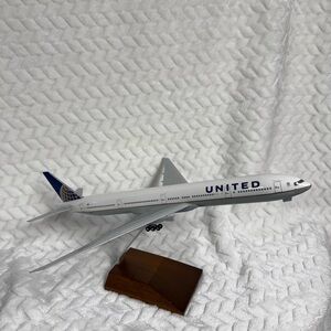 United Airlines Boeing Model With Wooden Stand N2331U
